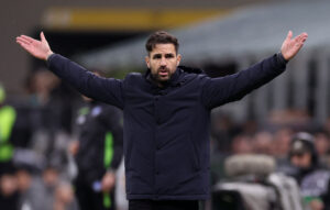 Cesc Fabregas slår ud med armene.