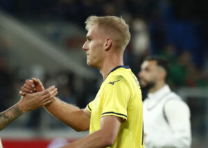 Gustav Isaksen giver high five