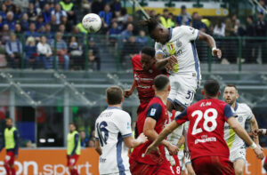 Yann Bisseck header på mål for Inter.