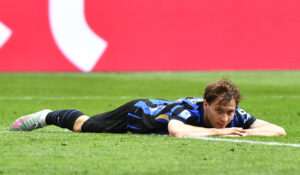 Inters Nicolo Barella i græsset.