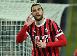 Theo Hernandez jubler efter en scoring mod Udinese.