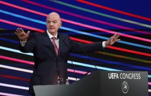 FIFA-præsidenten taler i Serbien.