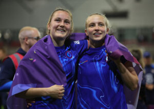 Chelsea-spillerne fejrer at have vundet WSL.