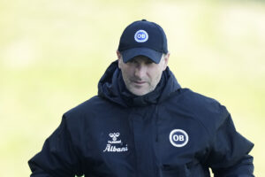 Søren Krogh på vej fra banen efter kampen mellem OB og Fredericia.