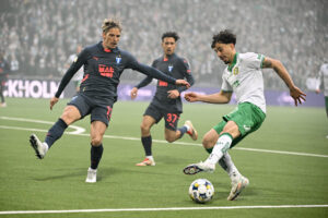 Jens Stryger Larsen overfor Hammarby-spilleren sebastian tounekti