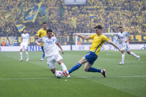 Brøndbys Jacob Rasmusen i færd emd at tackle FCK's Huescas.