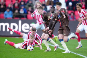 Lyngby afslutter mod AaB's mål.