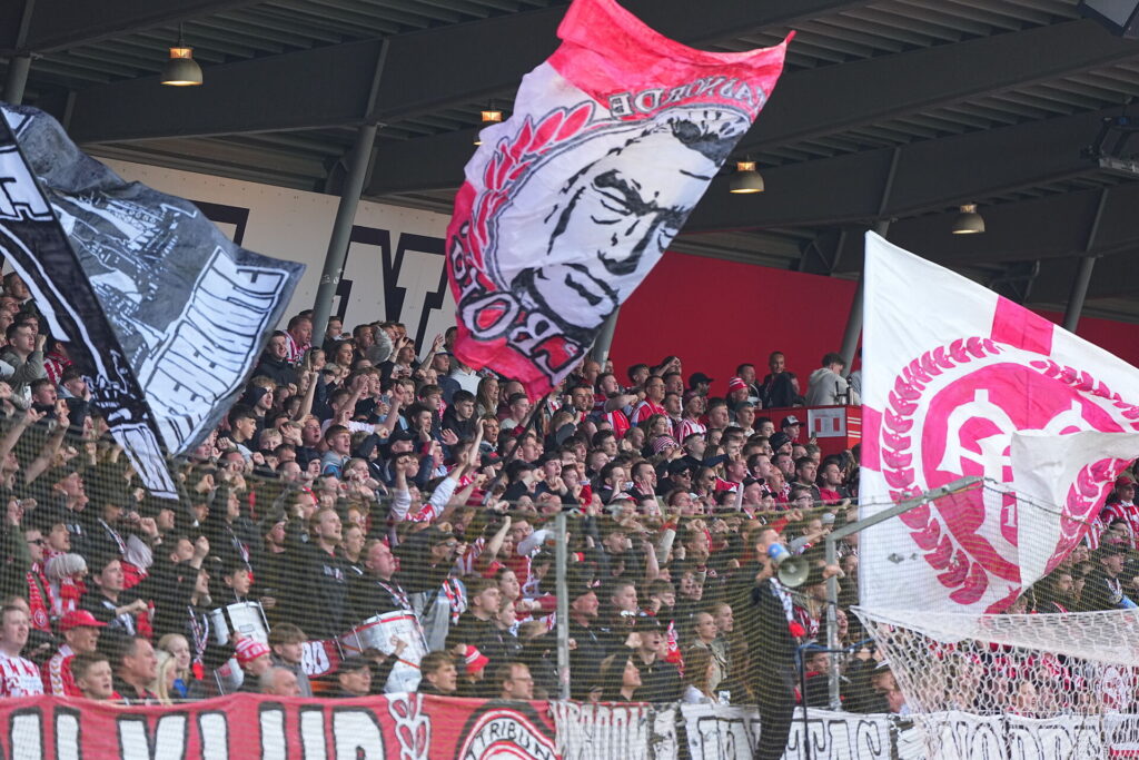 AaB fans inden kampen mod Vejle.