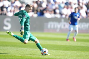 AGF's Leopold Wahlstedt sparker til bolden.