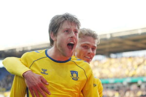 Nicolai Vallys bringer Brøndby i front 1-0 mod AGF og jubler foran Brøndby-fansene.