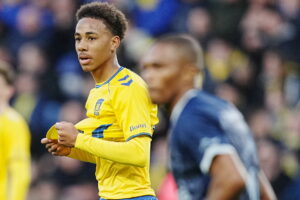 Noah Nartey ærgrer sig i kampen over en glippet situation i kampen mellem Brøndby og AGF