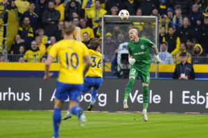 Andreas Hansen kommer ud og clearer en lang aflevering mod Brøndby.
