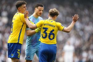 Mathias Kvistgaarden fejrer sin 0-1 scoring mod FCK til stor irritation for Diant Ramaj