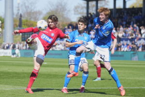 Silkeborg- og Lyngby-spiller i duel.