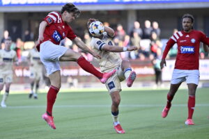 En Silkeborg-spiller forsøger at cleare bolden.