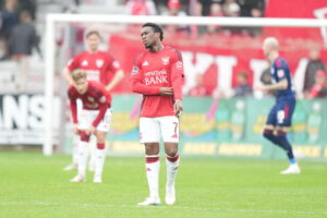 Vejle spillere står på banen.