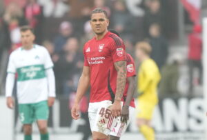 German Onugkha skærer ansigt