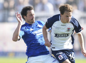 Thomas Delaney fra FCK stopper Kristian Arnstad fra AGF under Superligakampen mellem AGF og FC København i mesterskabsspillet på Ceres Park Vejlby søndag den 27. april 2025