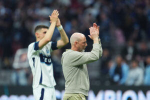 Jesper Sørensen klapper efter en sejr.