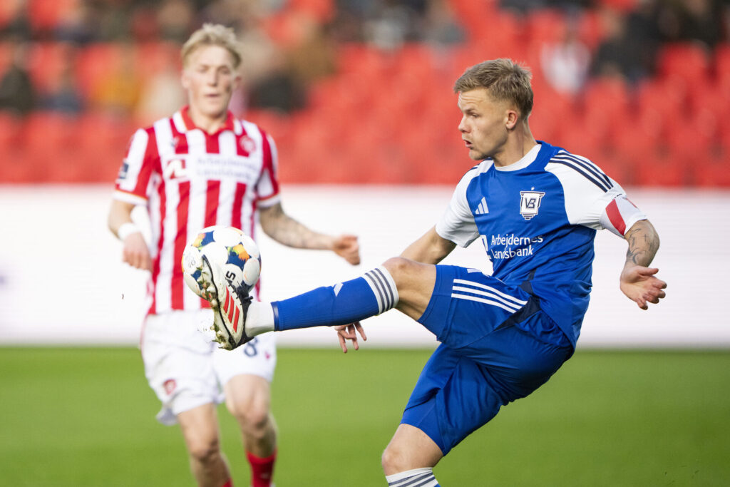 Vejle Boldklubs Thomas Gundelund i færd med at sparke til bolden under kampen mod AaB.