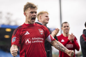 Thomas Gundelund jubler ud mod fans