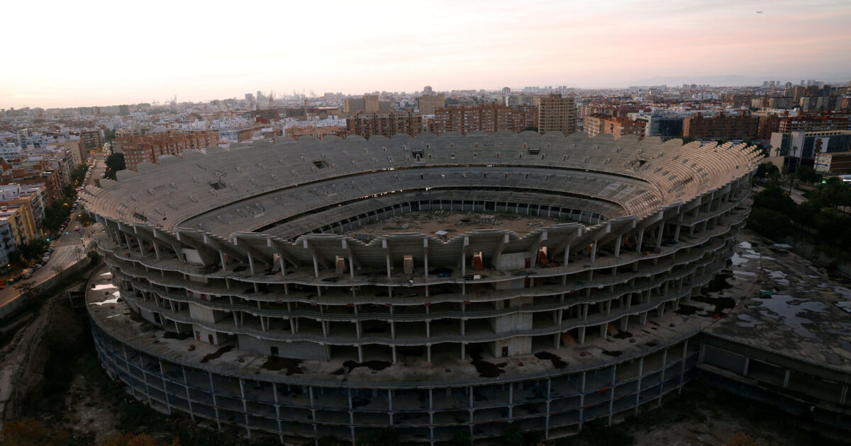 Stadionbyggeri stod stille i 16 år – nu har europæisk storklub genoptaget arbejdet Foto: Vincent West/Reuters/Ritzau Scanpix