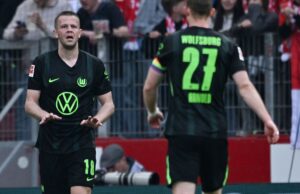 Denis Vavro holder hænderne mod jorden.