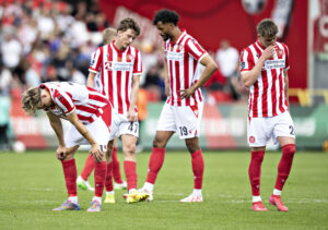 AaB spillere ser skuffede ud da nedrykningen er en realitet.