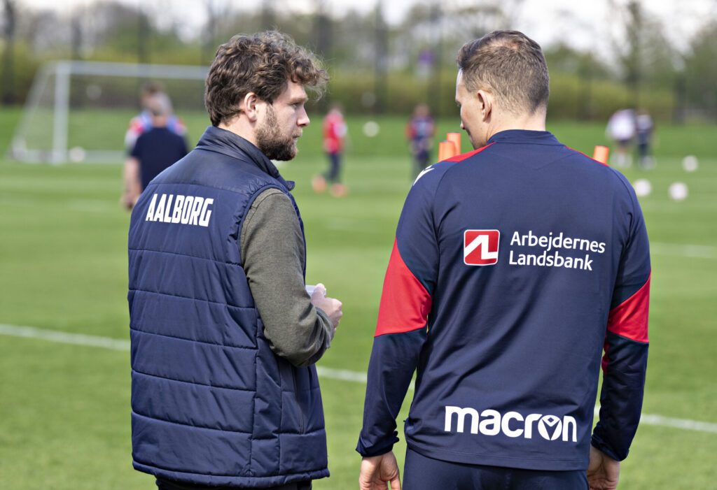 James Gow og Kristoffer Wichmann ved siden af hinanden til en træning i AaB.