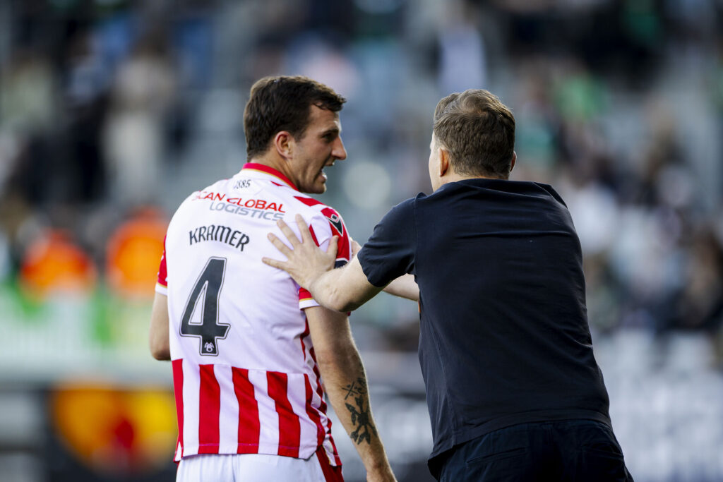 Kristoffer Wicmann klapper Lars Kramer på ryggen.