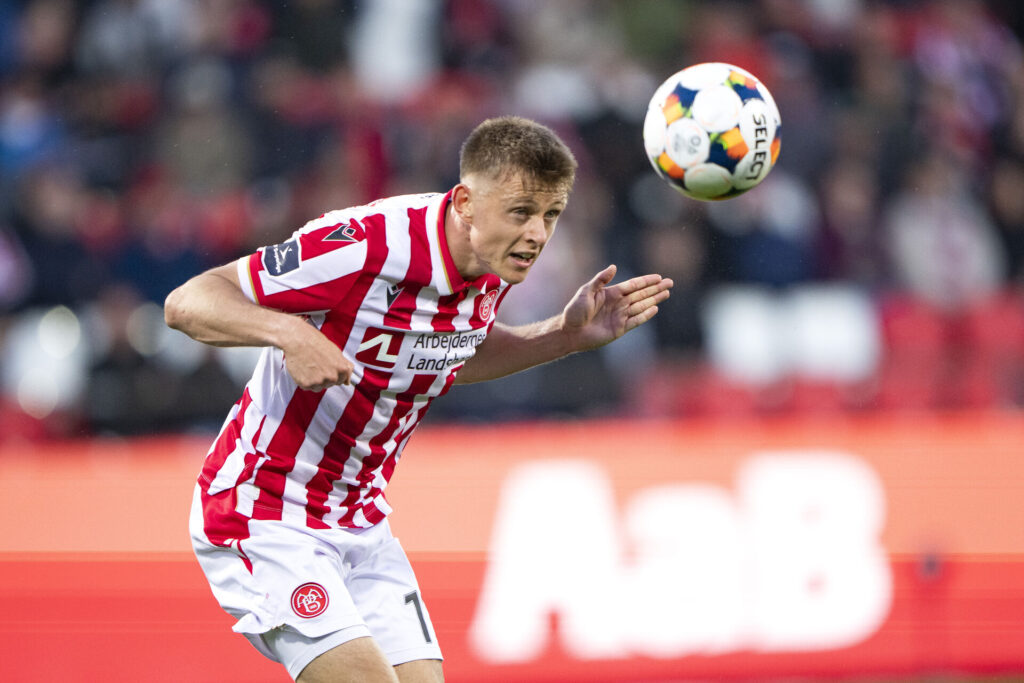 Mathias Jørgensen header til bolden under en kamp for AaB.