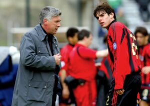 Carlo Ancelotti i samtale med Kaka.