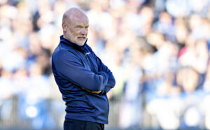 Uwe Rösler står med armene over kors.