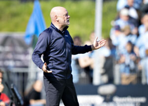 Uwe Rösler kigger ud mod AGF's fans.