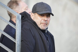 Carsten V. Jensen står og skuler mod kameraet.