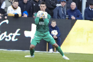 Jesper Hansen holder bolden i hænderne under en kamp for AGF.