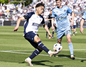 AGF's Mikael Anderson i færd med at slå et indlæg.