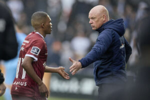 AGFs cheftræner Uwe Rösler og Gift Links under meterskabsslutsspillet mellem Randers FC og AGF på Cepheus Park i Randers torsdag den 17. april 2025