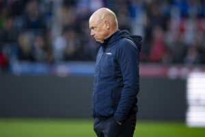 Uwe Rösler kigger ind mod banen.