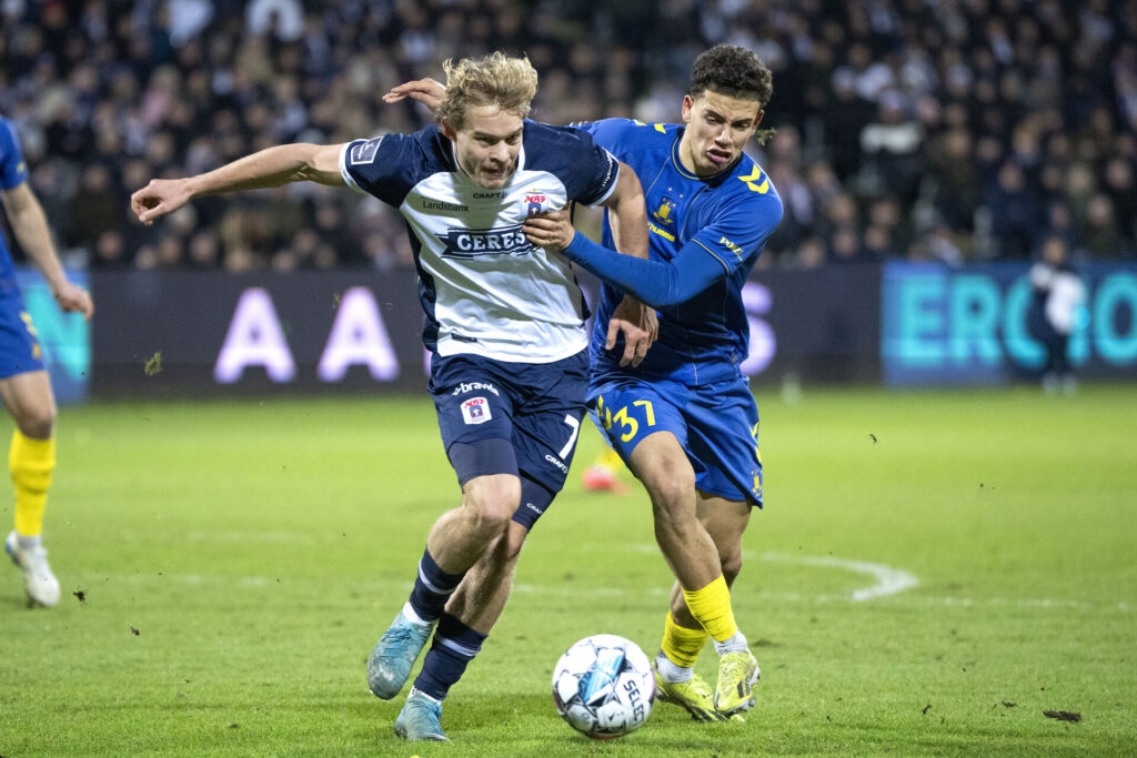 Mads Emil Madsen forsøger at fastholde bolden overfor Brøndbys Clement Bischoff.