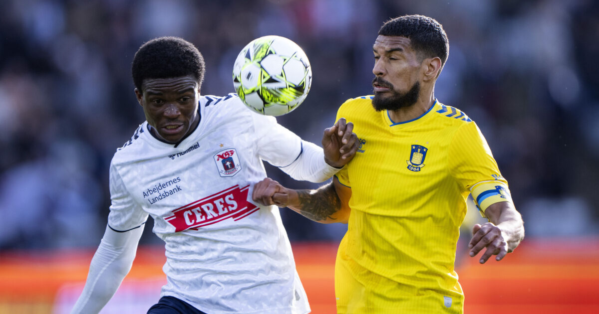 CV om Akoto-afsked: Blev aldrig som håbet AGFs Michael Akoto i kamp med Brøndbys Ohi Omoijuanfo under superligakampen mellem AGF og Brøndby IF på Ceres Park i Aarhus søndag den 14. april 2024.