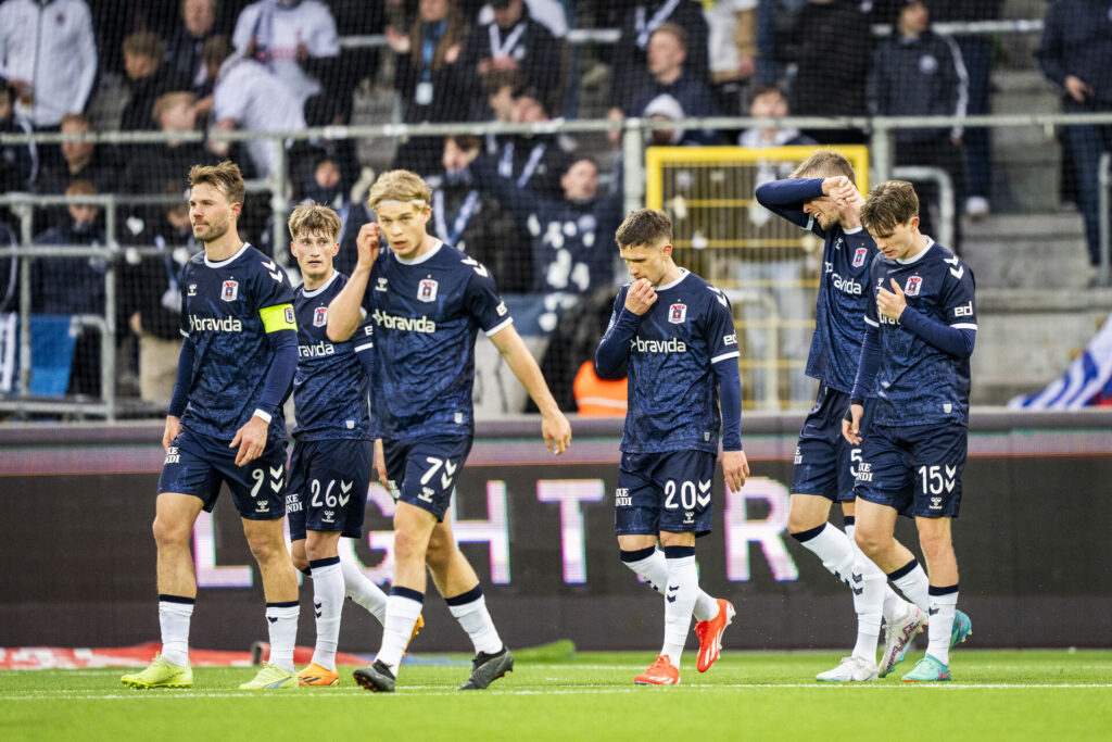 Mikkel Duelund blandt sine holdkammerater i AGF under en udekamp mod FC Nordsjælland.