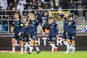 Mikkel Duelund blandt sine holdkammerater i AGF under en udekamp mod FC Nordsjælland.
