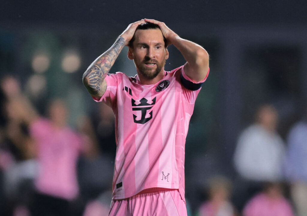 Messi tager sig til håret