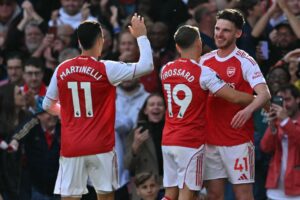Declan Rice, Gabriel Martinelli og Leandro Trossard fejrer en Arsenal-scoring