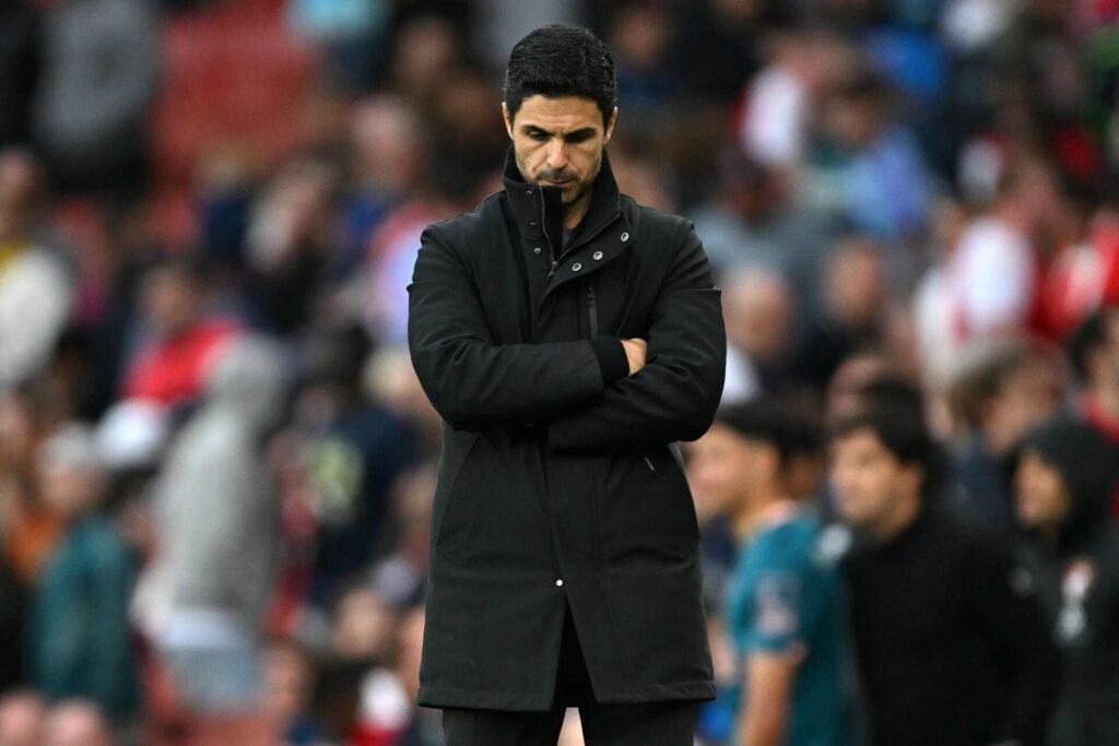 Mikel Arteta ser skuffet ud under Arsenals kamp mod Bournemouth.