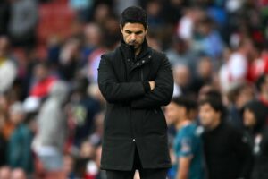 Mikel Arteta ser skuffet ud under Arsenals kamp mod Bournemouth.