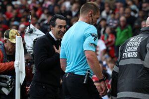 Unain Emery viser sin utilfredshed med dommeren.