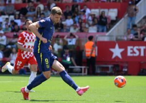 Alexander Sørloth bringer Atletico Madrid foran mod Girona.