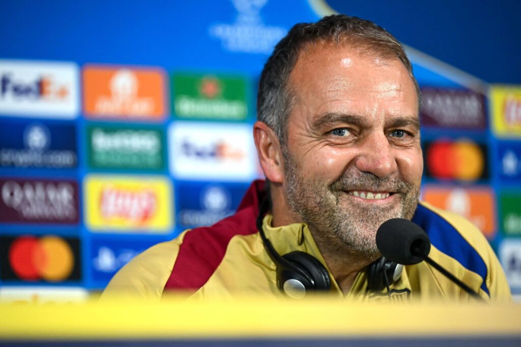 FC Barcelonas træner Hansi Flick på et pressemøde.